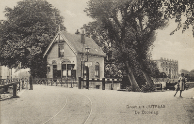 130248 Gezicht op de draaibrug en de brugwachterswoning aan de Doorslag te Jutphaas, vanaf de Dorpsstraat.N.B. De ...